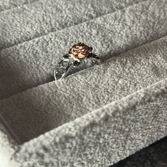 New Silver Tone Ring with Rose 🌹Giving Beauty Vibes Women’s Size 10 Ring - Picture 1 of 11